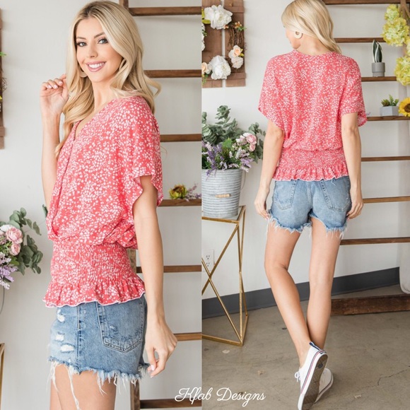 ❤️LAST 1! V Neck Mini Flower Shirred Waist Top! - Picture 2 of 5